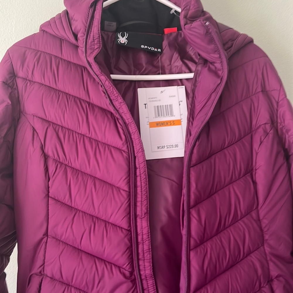Sypder jacket with zipper closure pockets and stretch cuffs with thumb holes